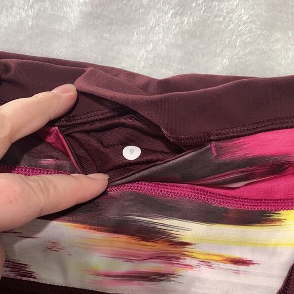 Lululemon Boogie short size 6 reversible roll down wind berry burgundy shorties - Picture 9 of 9